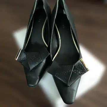 RANDA 모노그램 리본 펌프스