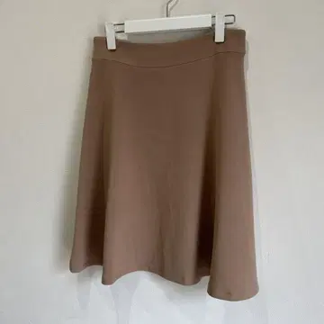 [ 거의 미사용 ] 디홀릭 무릎 기장 플레어 스커트 베이지
