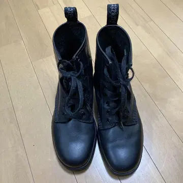 DR.MARTENS 블랙 가죽 하이컷 부츠