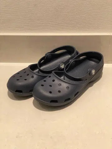 Crocs 네이비 사보 샌들