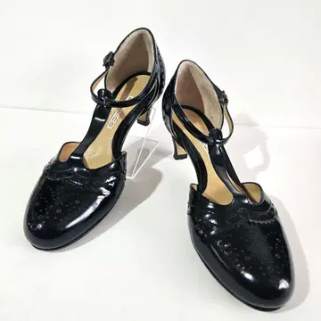 PELLICO 펠리코 T 스트랩 메달리온 펌프스 블랙 23
