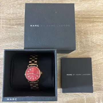 MARC BY MARC JACOBS 레드 다이얼 시계