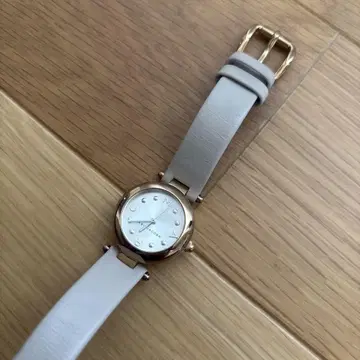 화이트 가죽 밴드 골드 케이스 시계 Marc JACOBS