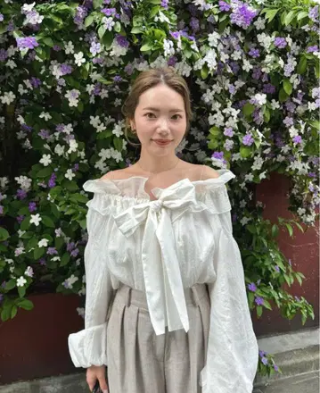 셀포드 오프숄더 화이트 블라우스 리본 포함