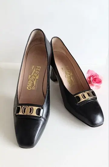 Ferragamo 블랙 스퀘어토 펌프스 36.5