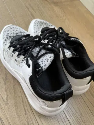 PUMA 레오파드 무늬 통굽 스니커즈