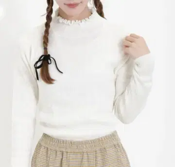 사만사 모스모스 프릴 터틀넥 니트