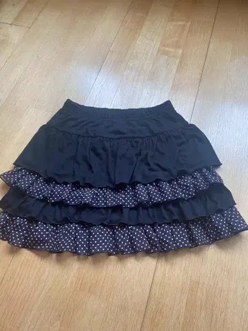 프릴 달린 블랙 미니 스커트 물방울 패턴