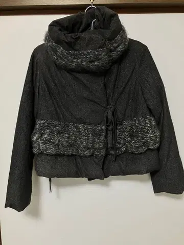 그레이 후드 부착 다운 자켓