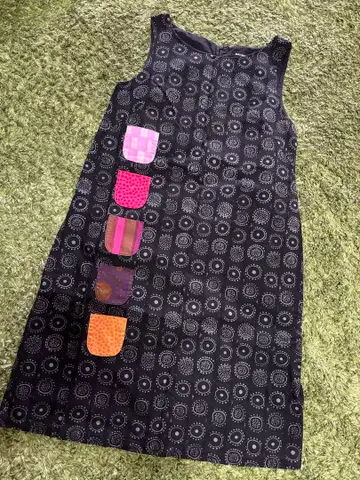 마리메꼬 해피 드레스 슬리브리스 무릎 기장 원피스 블랙