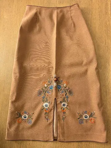 꽃무늬 자수 타이트 스커트