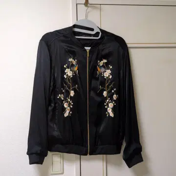 ZARA 블랙 새틴 블루종 꽃과 새 자수 M 사이즈