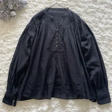 오드리앤존와드 핀턱 개더 블라우스 블랙 인도면