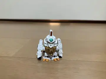 화이트 로봇 피규어