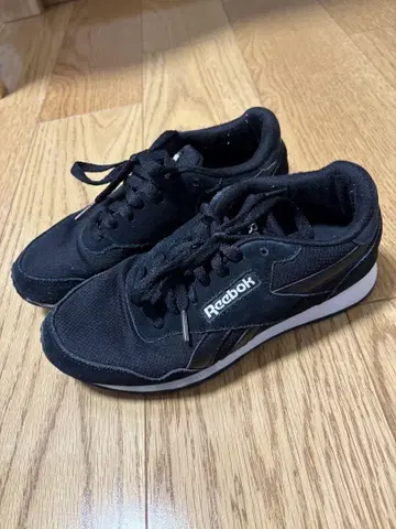 Reebok 블랙 스니커즈