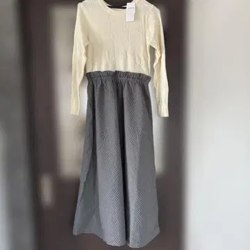 아이보리 리브 니트와 그레이 퀼팅 스커트 세트