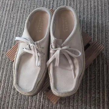 CLARKS 베이지 스웨이드 사보 슬립온 왈라비