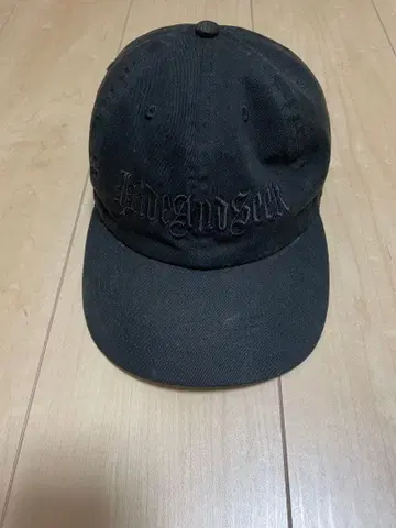 HIDEANDSEEK 캡