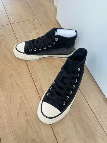 블랙 스웨이드 하이컷 스니커즈 240