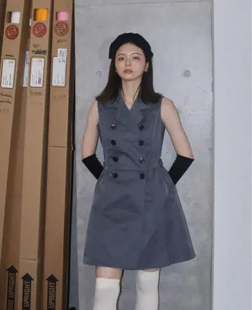 VENEY 그레이 더블 브레스트 슬리브리스 원피스