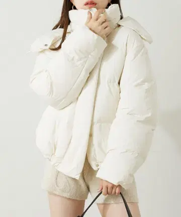 화이트 다운 자켓 후드 부착