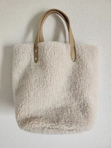 보아 소재 토트백 크림색