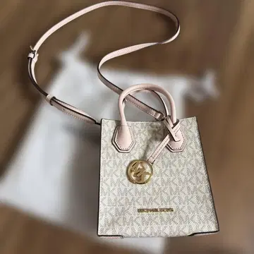 Michael Kors 미니 숄더백 화이트/핑크 가격 인하 가능