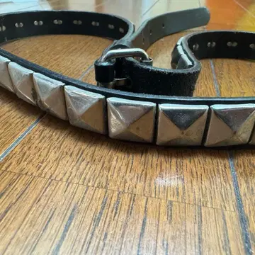 [ 일시 가격 인하 중 ] 피라미드 찡 장식 벨트 스터드 블랙 가죽 벨트