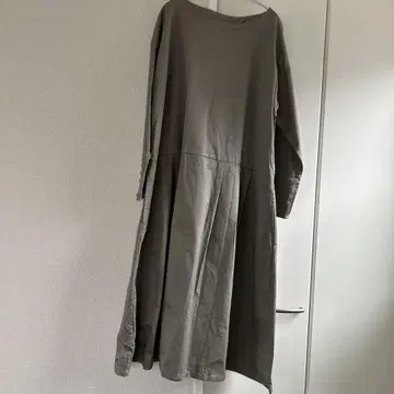 카키 소매 버튼 포함 긴팔 A라인 롱 원피스