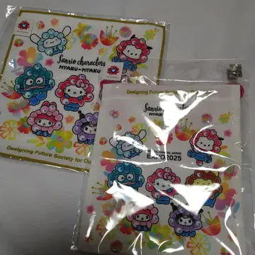 박람회장 내 구매 Sanrio 캐릭터 손수건과 복조리 세트