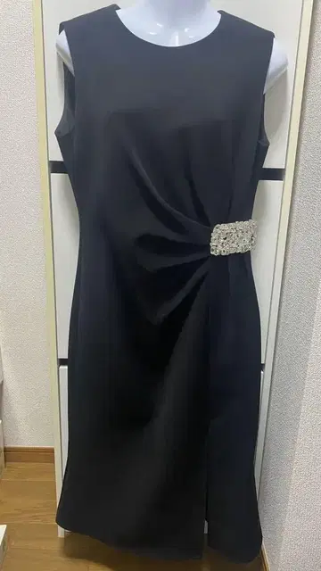 미사용 새상품 블랙 슬리브리스 드레스 럭셔리 비쥬 장식
