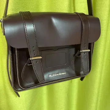 닥터마틴 사첼백 11인치 바 브라운