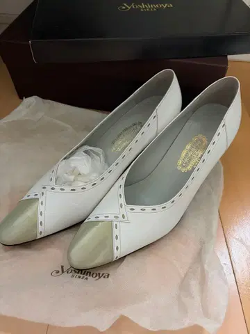 요시노야 화이트 가죽 펌프스 24cm 미착용 새상품