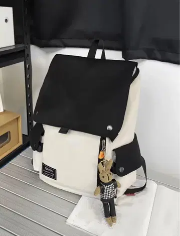 화이트와 블랙의 백팩