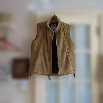 베이지 플리스 슬리브리스 베스트