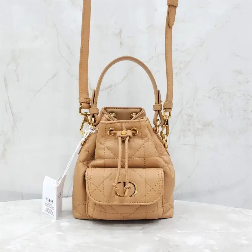 디올 카로 나노 버킷백 라이트골드 매크로 까나쥬 S5250UNOZ 사진 1
