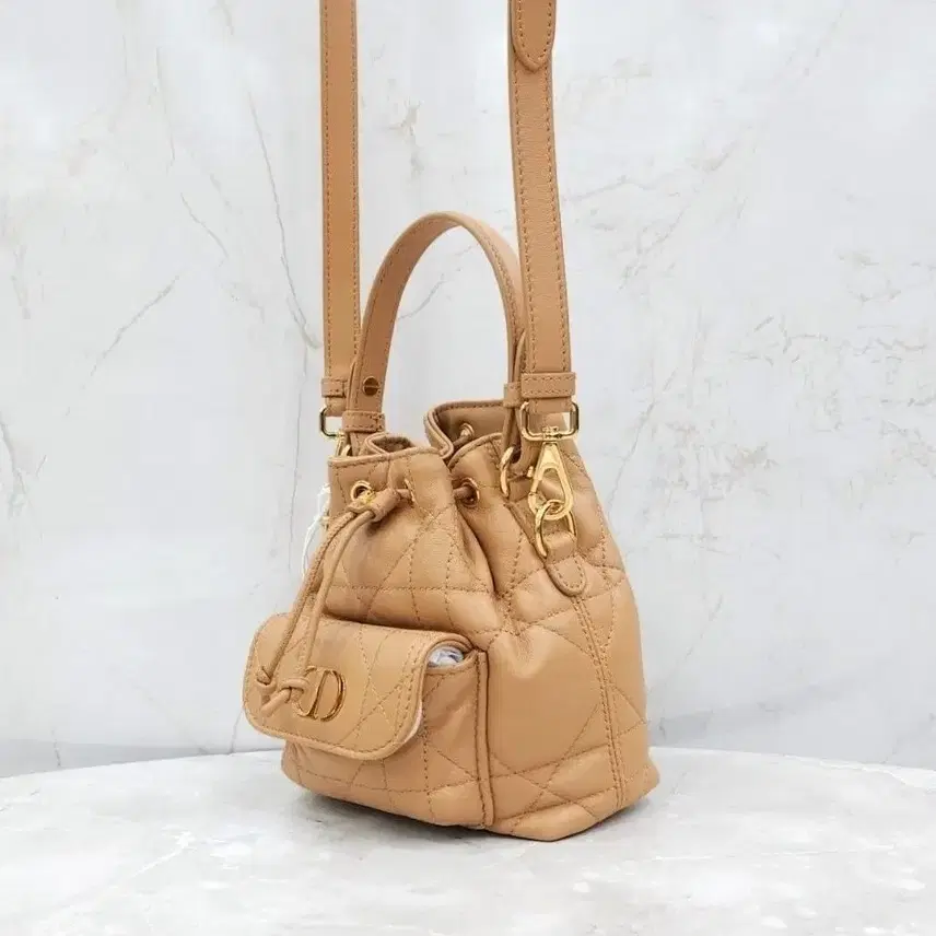 디올 카로 나노 버킷백 라이트골드 매크로 까나쥬 S5250UNOZ 사진 2