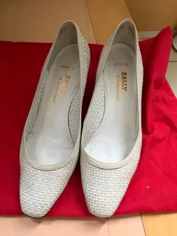 BALLY 아이보리 메쉬 펌프스 24cm 새상품급 고품질