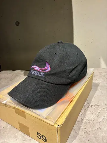 FEELS. 초기 LOGO CAP BLACK 우에스기 슈헤이