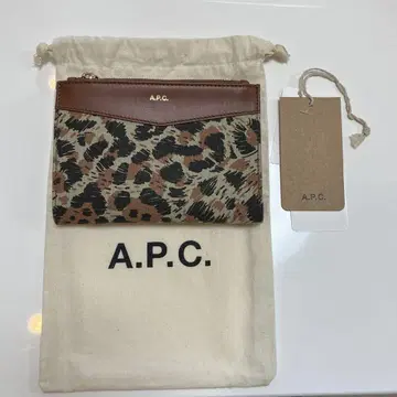 레어 A.P.C. 레오파드 무늬 지갑