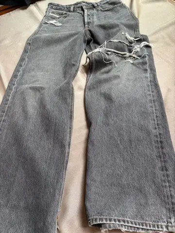 그레이 디스트레스드 데님 팬츠