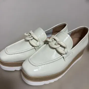 STACATO 화이트 아이보리 로퍼 체인 장식