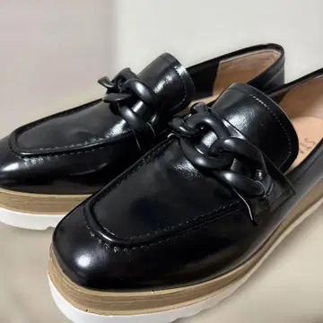STACATO 블랙 로퍼 체인 장식