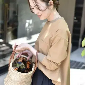 탄력감 소재의 깔끔한 풀오버 OURHOME 카멜 아워홈 emi