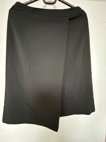 블랙 타이트 스커트 뒷지퍼