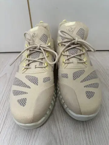 ECCO 베이지 메쉬 스니커즈 39