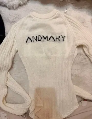ANDMARY 화이트 리브 스웨터