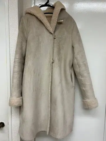 베이지 후드 부착 무스탕 코트 M