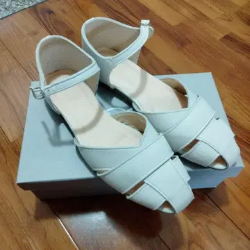 미사용에 가까운 키다리 아저씨 화이트 앵클 스트랩 샌들 24.0cm