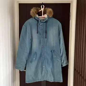 라이트 블루 퍼 달린 데님 자켓